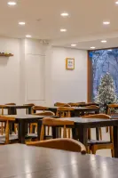 대형 창과 원목 가구가 어우러진 아늑한 한식당